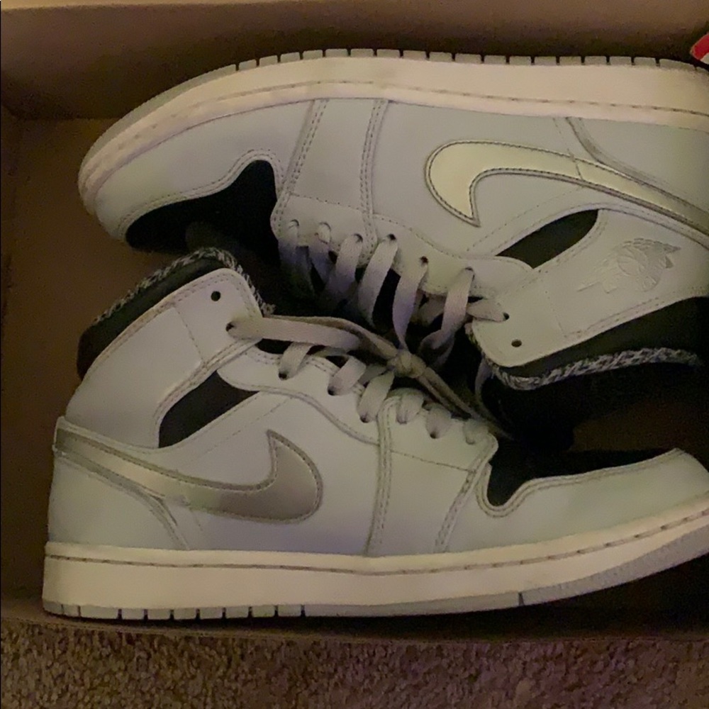 Jordan 1 mid wolf grey